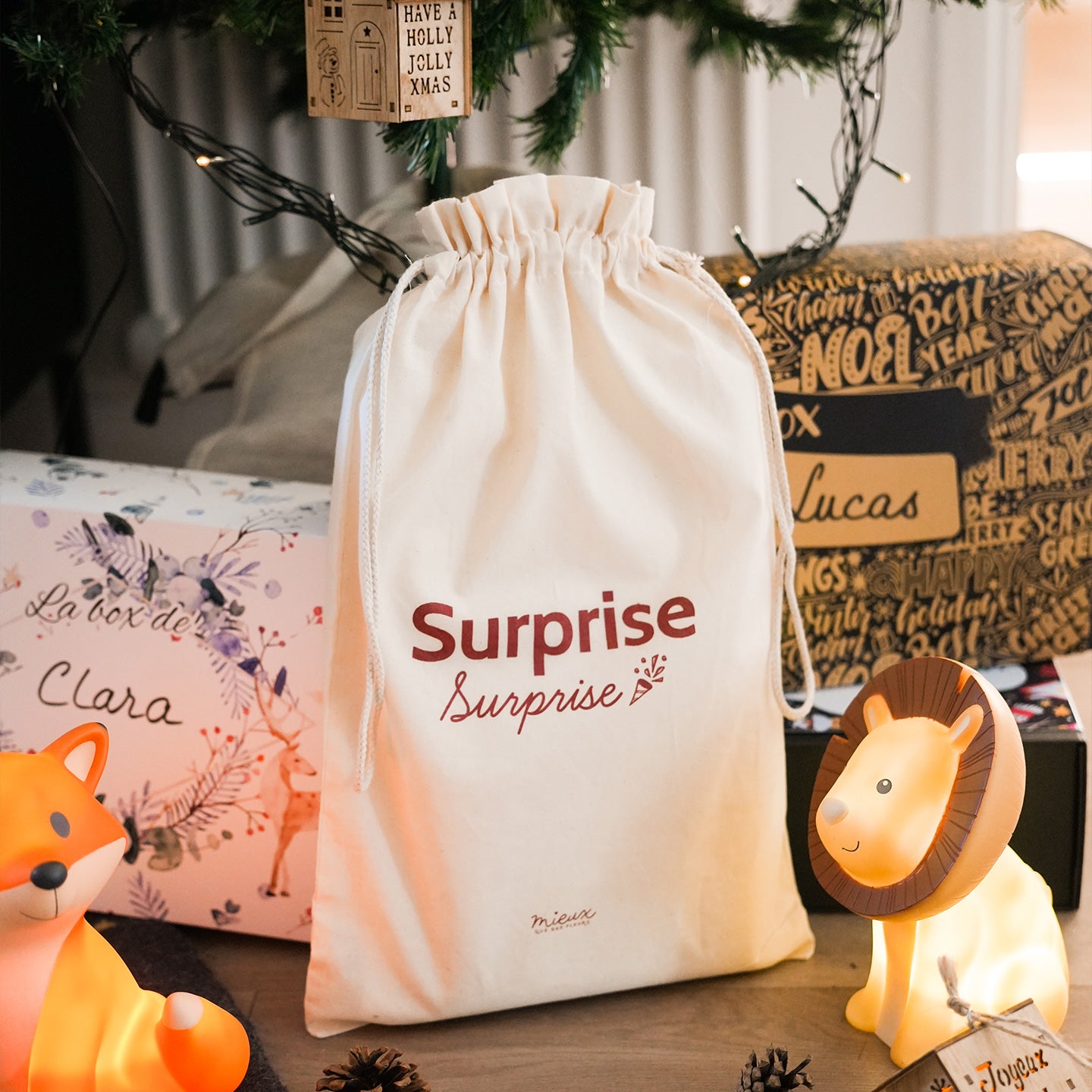 Sac cadeau en tissu avec motif coloré et cordon de serrage