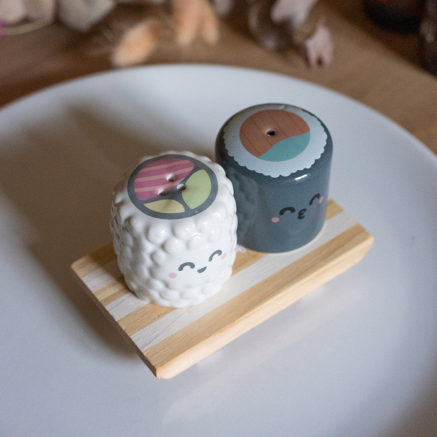 Une Salière et un poivrier sushis