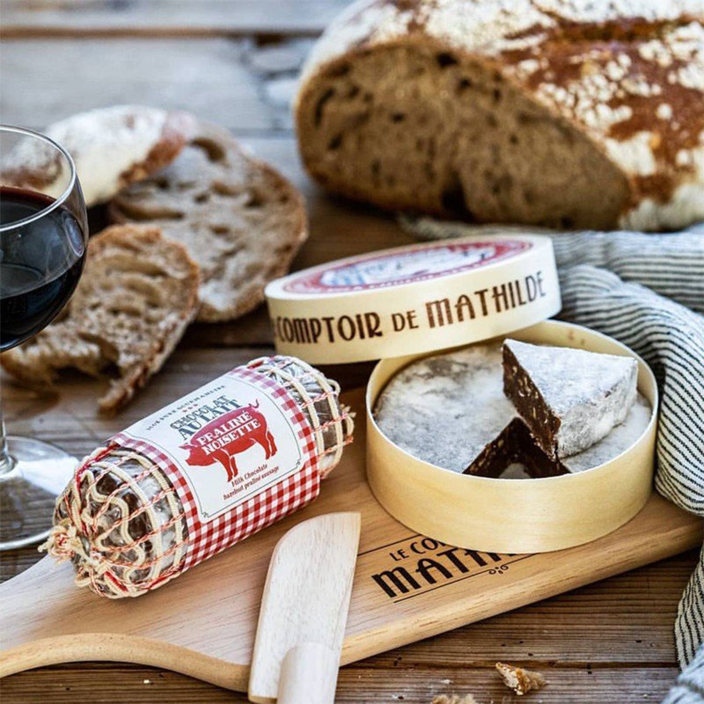 Saucisson en chocolat avec texture réaliste et détails de praliné.
