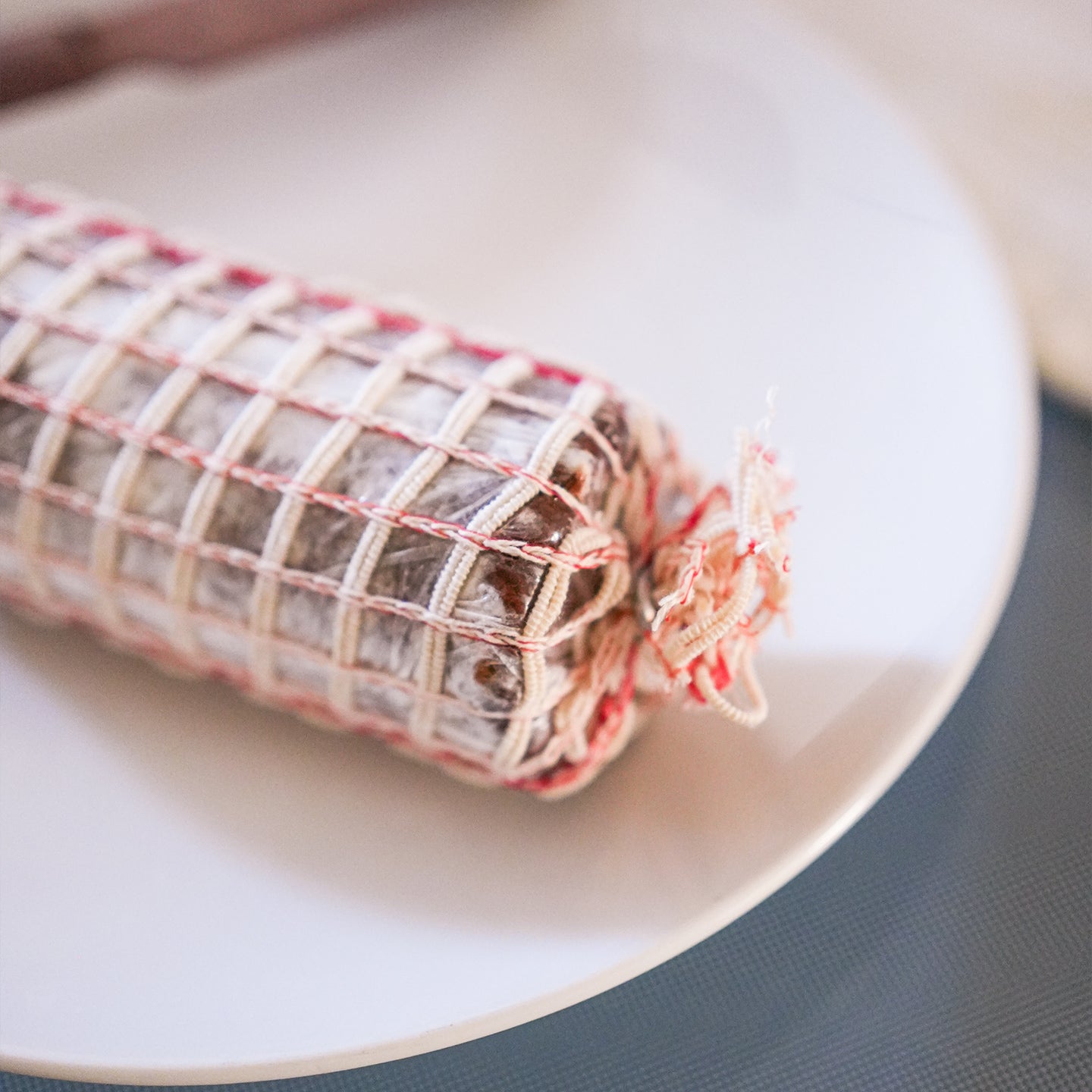 Saucisson en chocolat avec texture réaliste et détails de noisettes