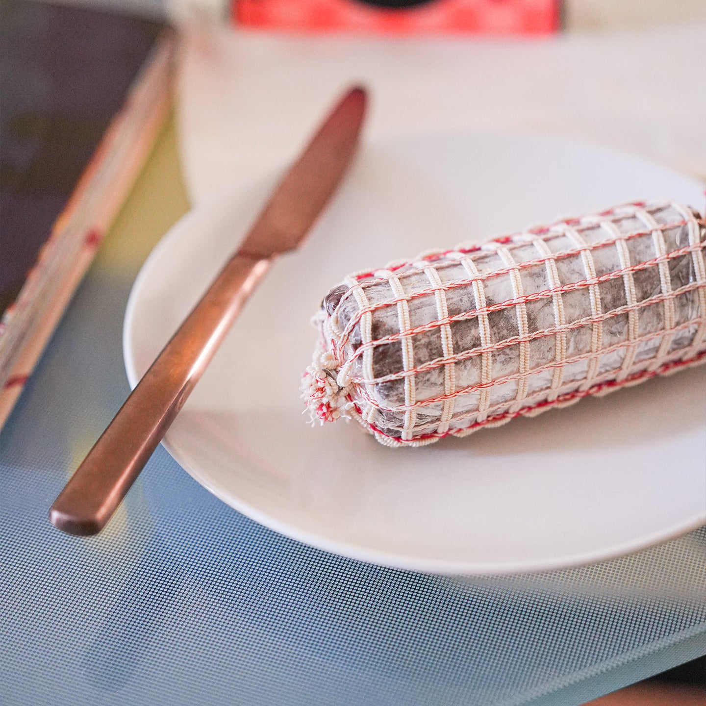 Saucisson en chocolat avec texture réaliste et détails de noisettes