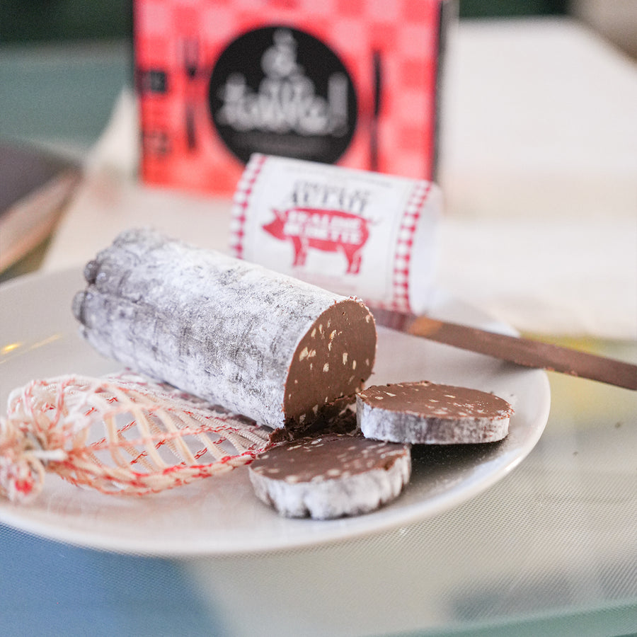 Saucisson en chocolat avec texture réaliste et détails de noisettes.