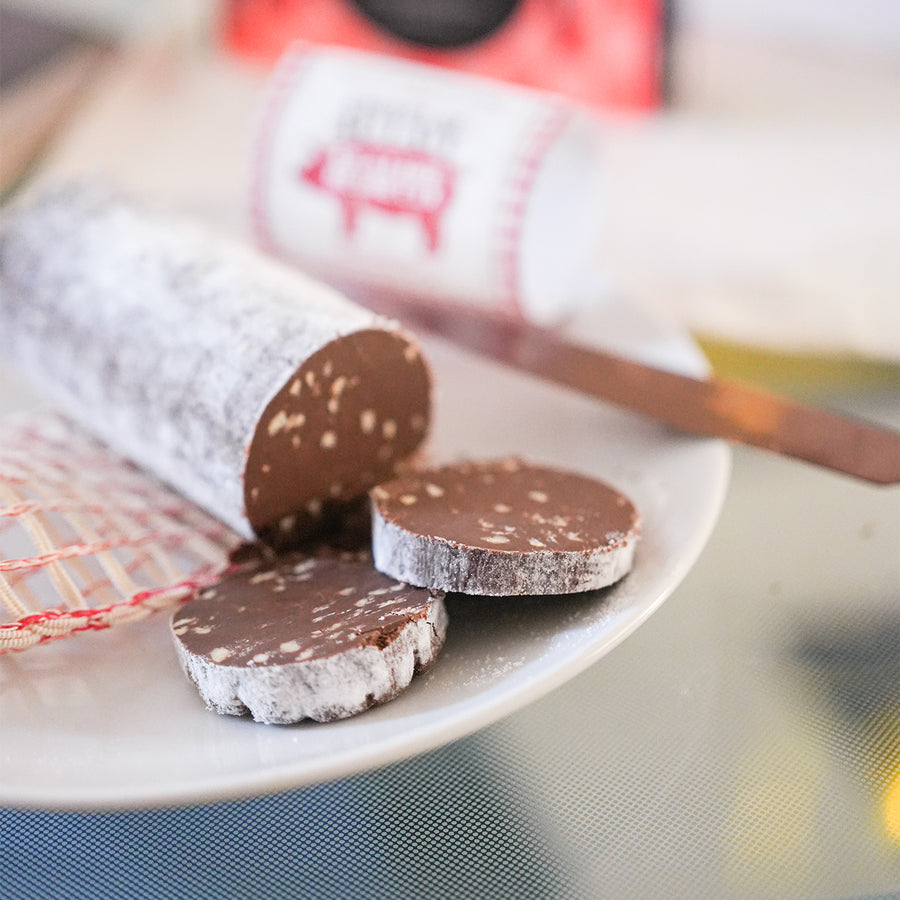 Saucisson en chocolat avec texture réaliste et détails de noisettes.
