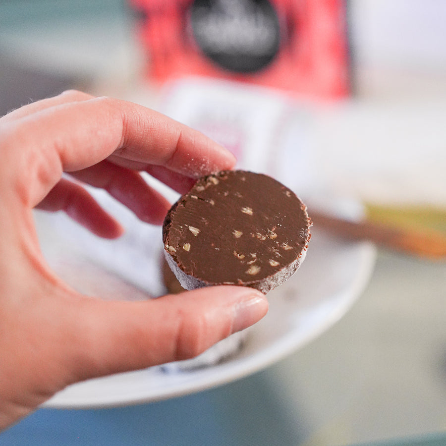 Saucisson en chocolat avec texture réaliste et détails de noisettes