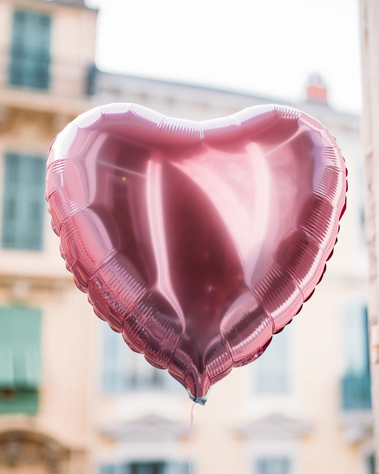 Ballon Rose Perle en gros plan, texture lisse et brillante.