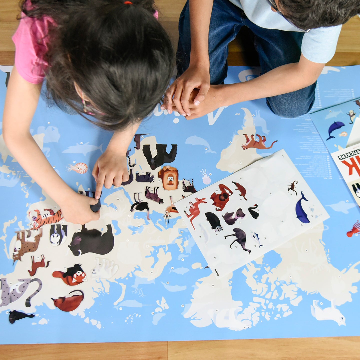 Un poster avec des stickers animaux du monde