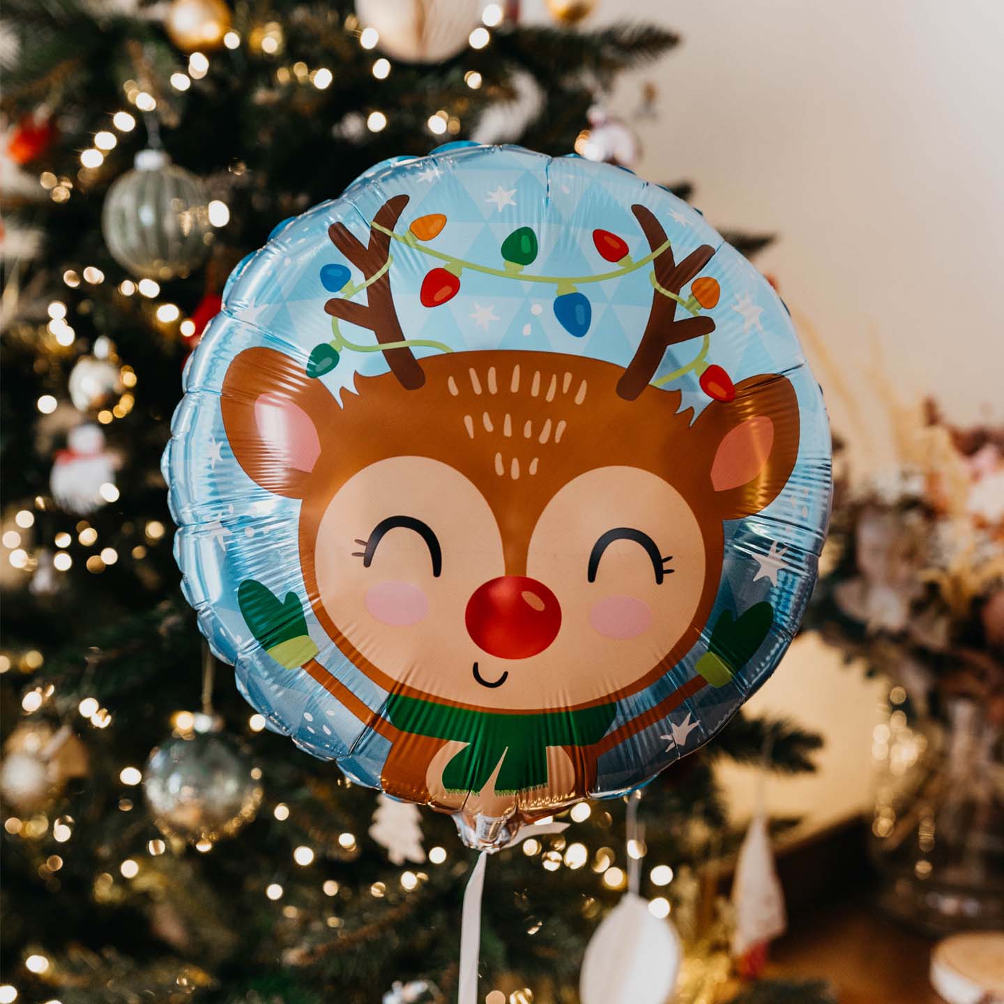 Ballon Renne de Noël en forme de renne avec bonnet et écharpe, idéal pour la décoration de Noël.