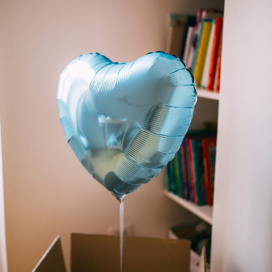 Ballon bleu perle avec texture douce et éclat lumineux.
