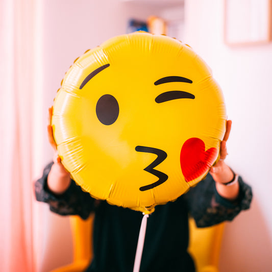Ballon Emoji Bisous en forme de cœur, texture brillante.