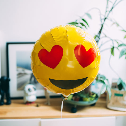 Ballon Emoji Coeur en forme de cœur, texture brillante et lisse.