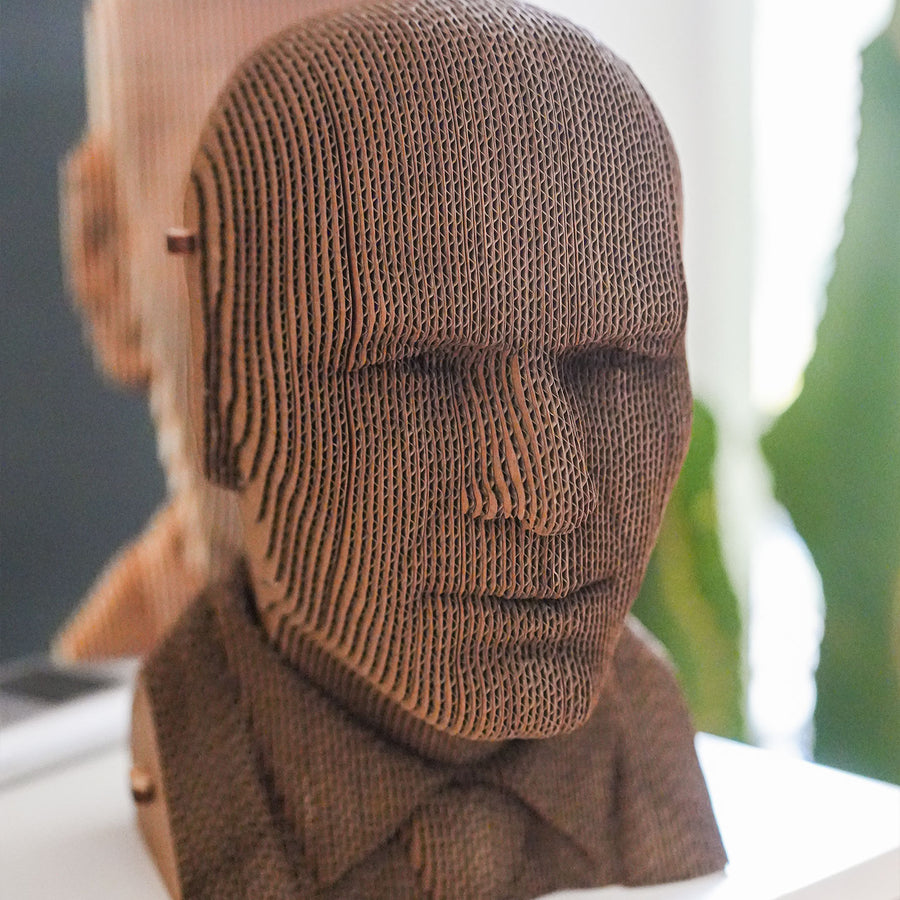 Sculpture en carton de Zidane, vue de côté avec détails de texture.