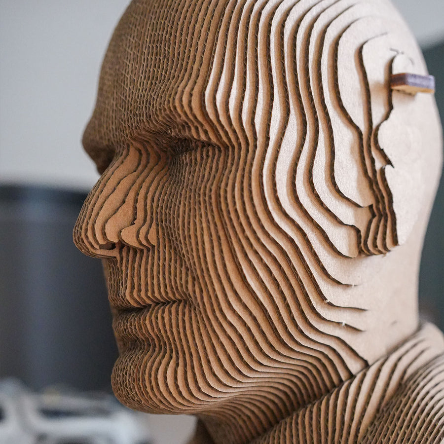 Sculpture en carton de Zidane, vue de face avec détails du visage.