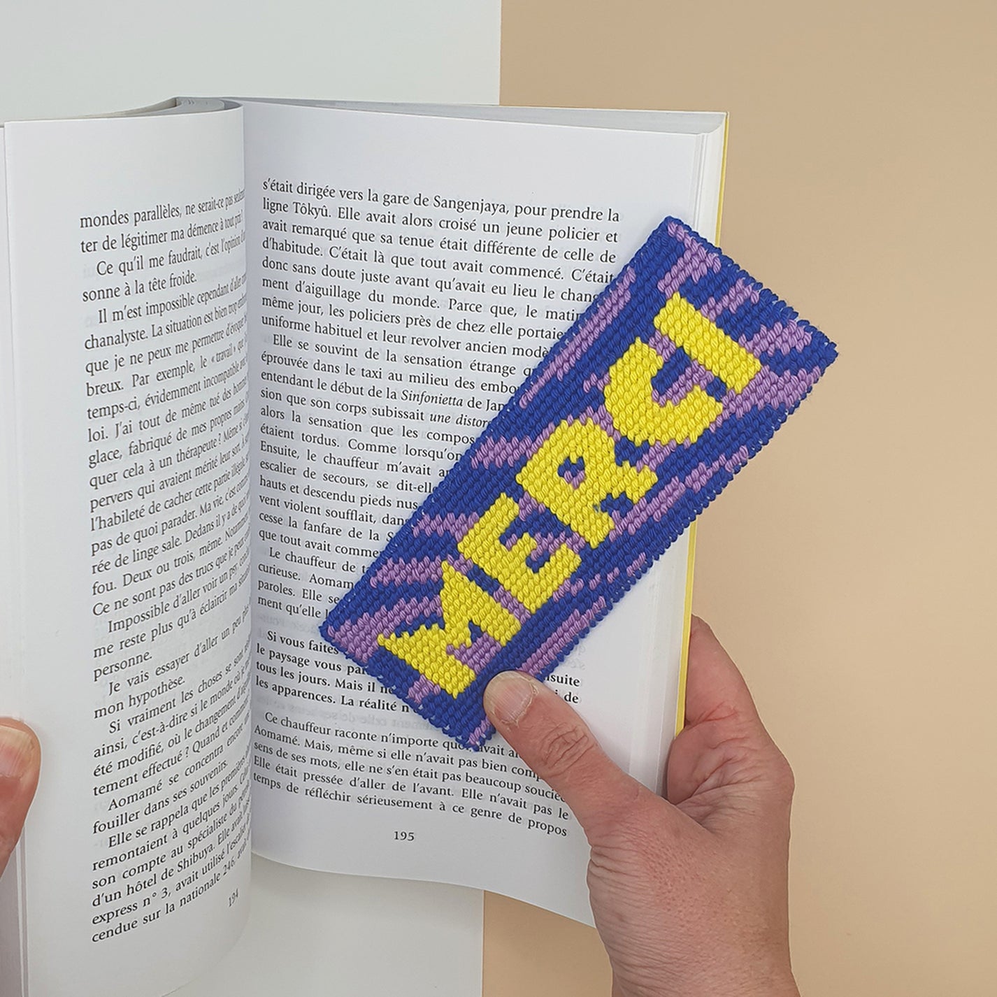 Marque-page à broder avec motif zébré et finition soignée