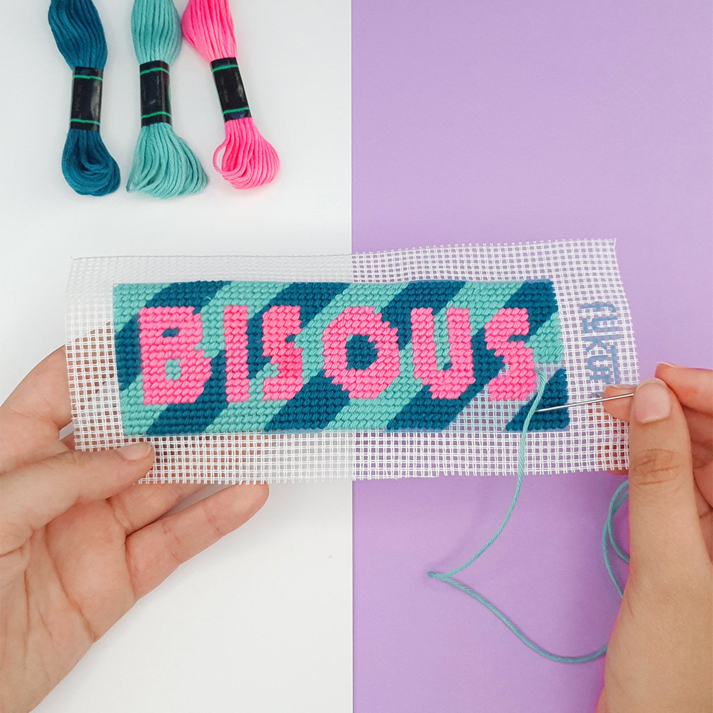 Marque-page à broder avec motif zébré et inscription Bisous