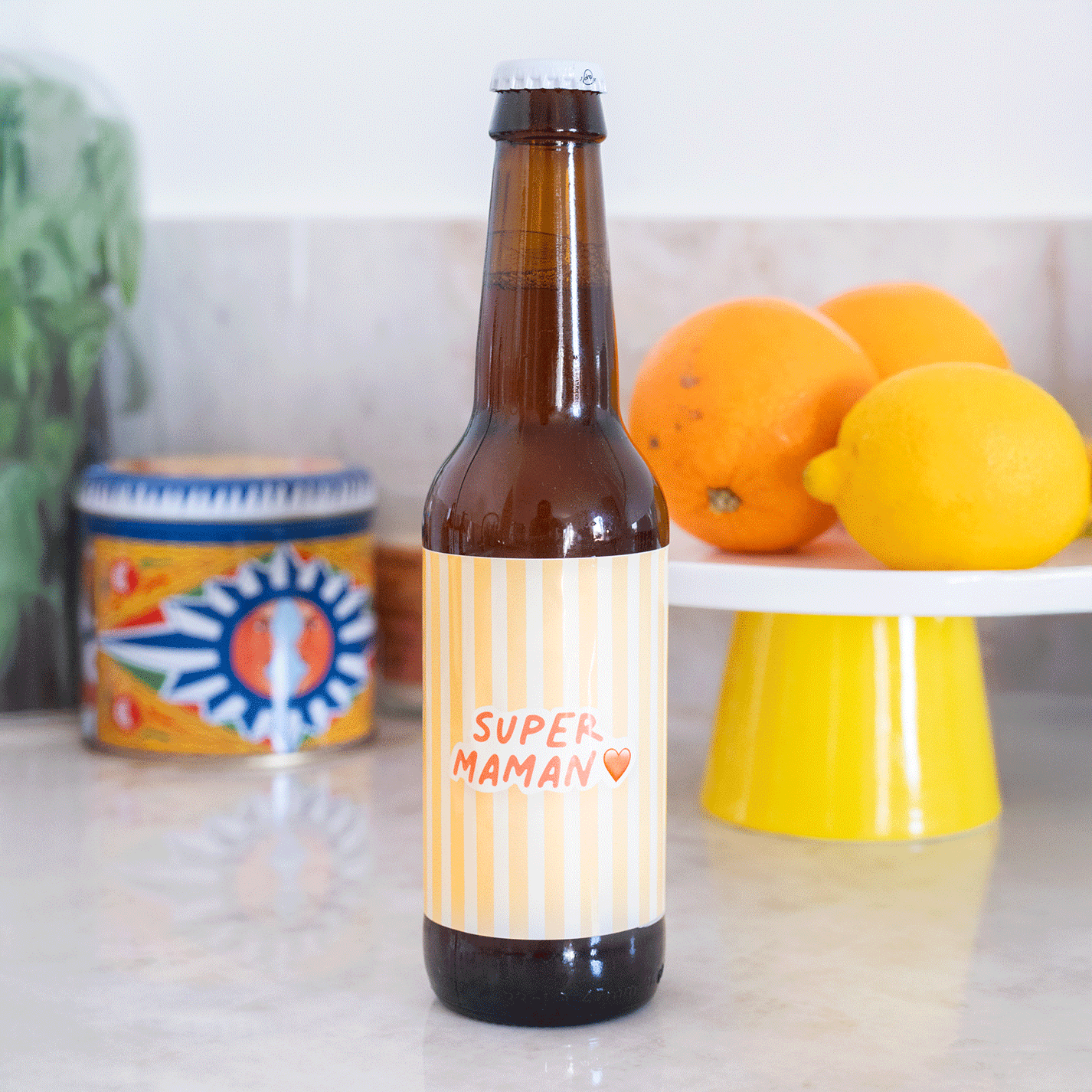 Bière Super Maman avec étiquette colorée et design festif