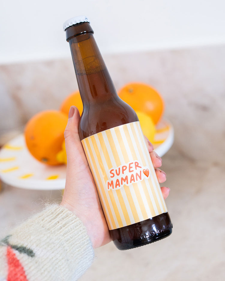Bière Super Maman avec étiquette colorée et design festif