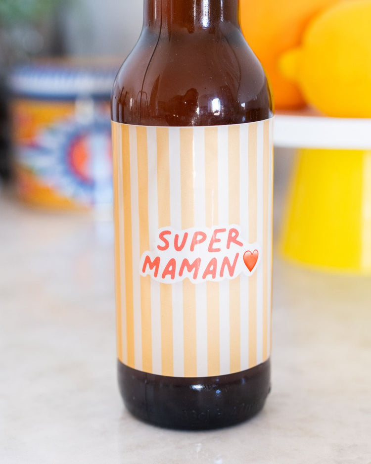 Bière Super Maman avec étiquette colorée et design festif