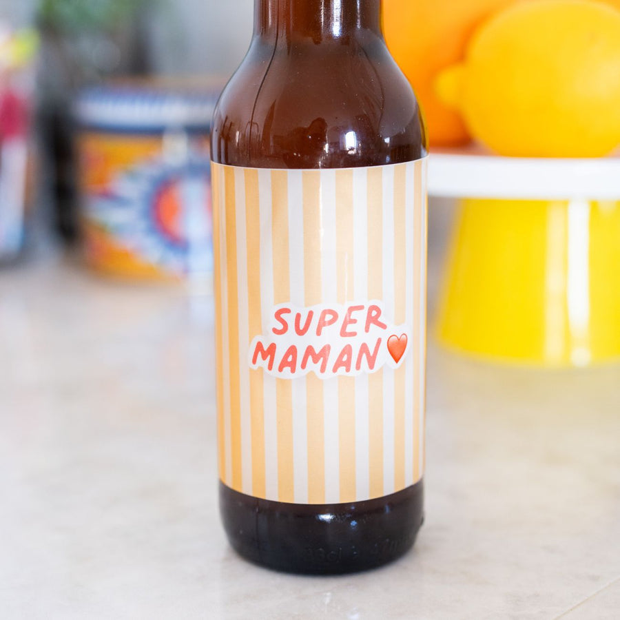 Bière Super Maman avec étiquette colorée et design festif