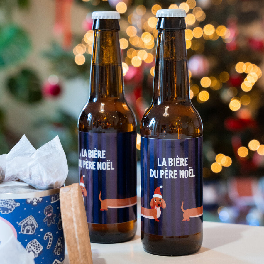 Bière du Père Noël avec teckel, étiquette festive en gros plan