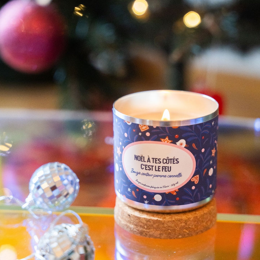 Bougie festive avec étiquette humoristique sur fond clair