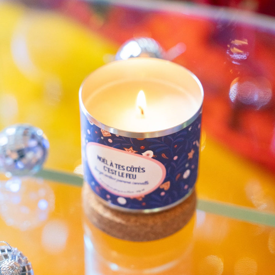 Bougie parfumée avec étiquette festive et flamme douce