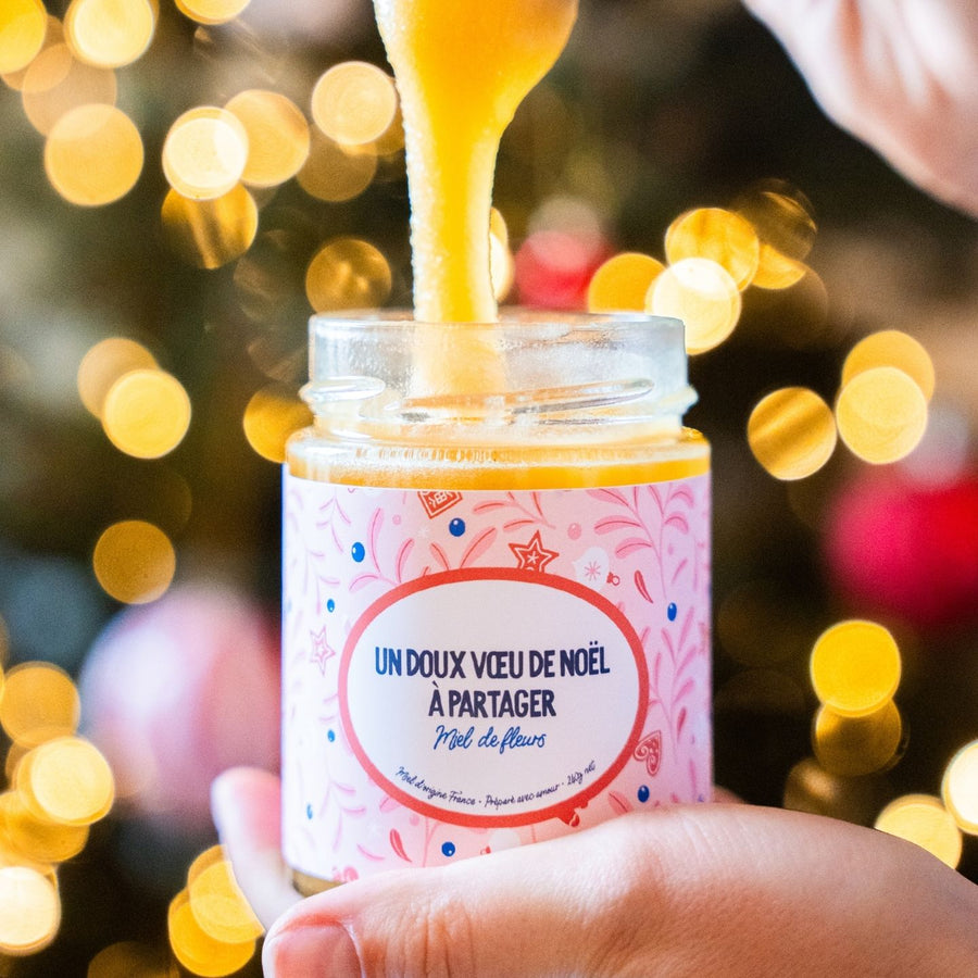 Pot de miel décoré pour Noël avec étiquette festive