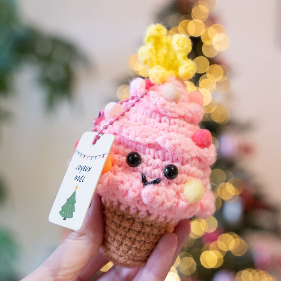 Mini sapin rose avec pompons, crocheté avec soin