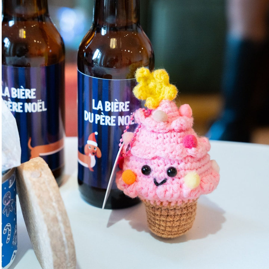 Mini sapin rose avec pompons, crocheté avec soin