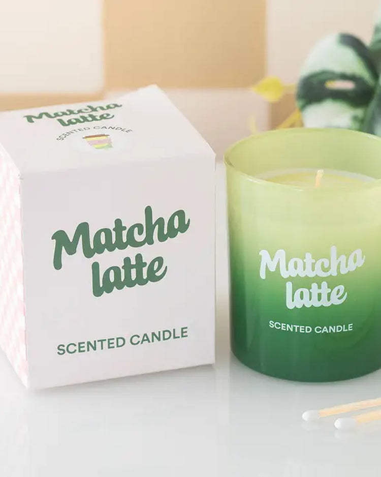 Bougie Matcha dans un pot en verre élégant, vue de dessus