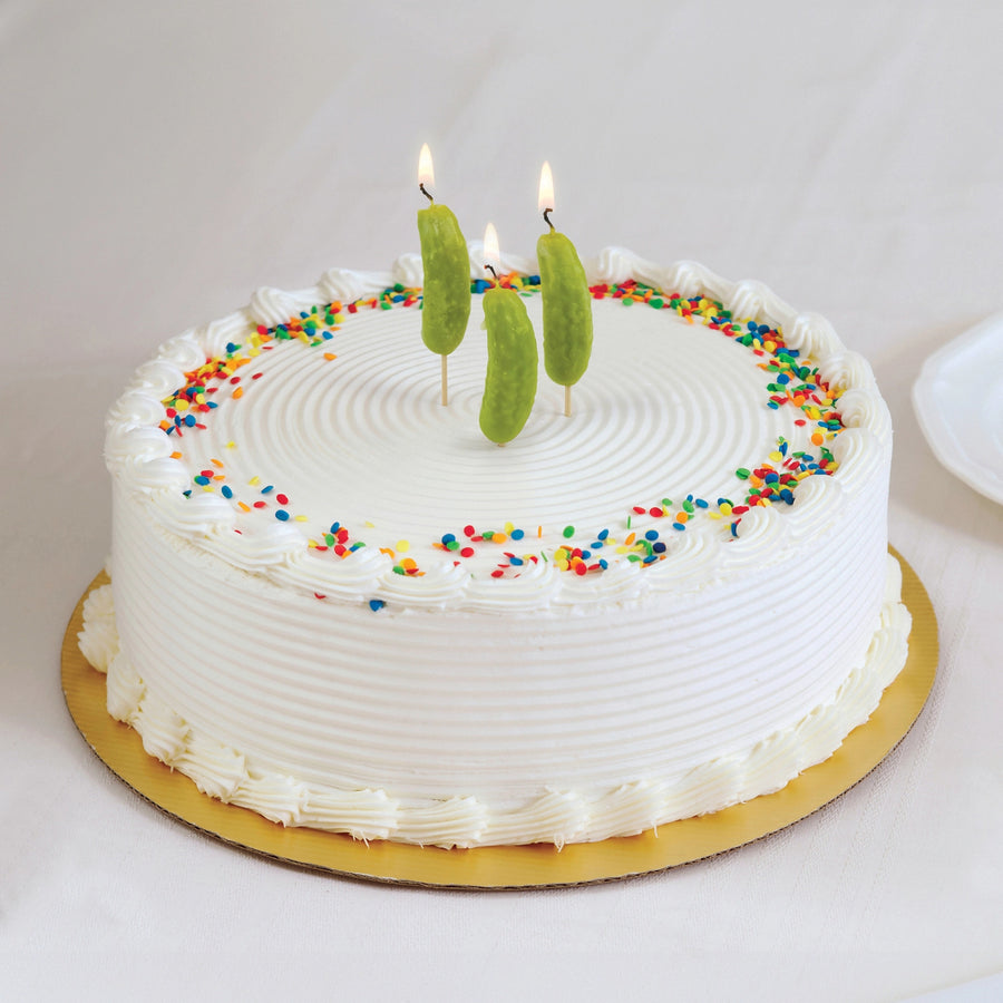 Bougies d'anniversaire en forme de cornichons sur un gâteau