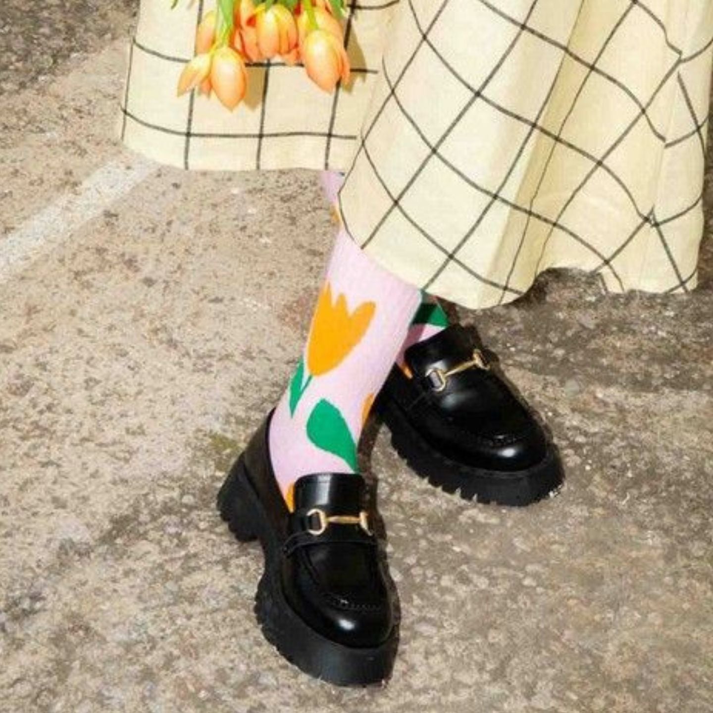 Chaussettes tulipes avec motif floral coloré sur fond clair