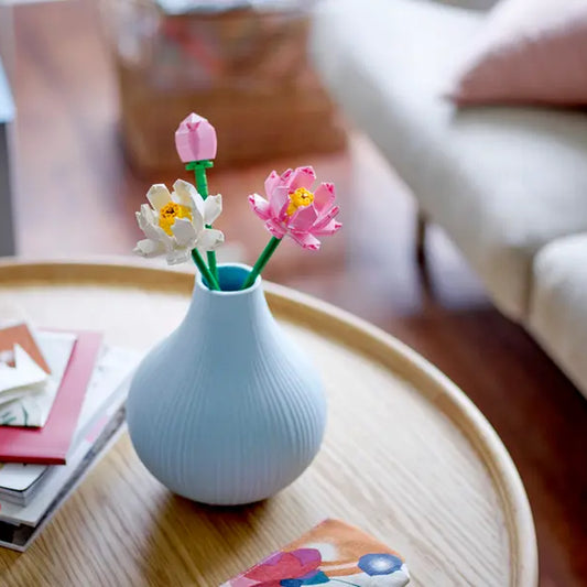 Fleur de lotus LEGO en détail, vue de dessus avec pétales colorés