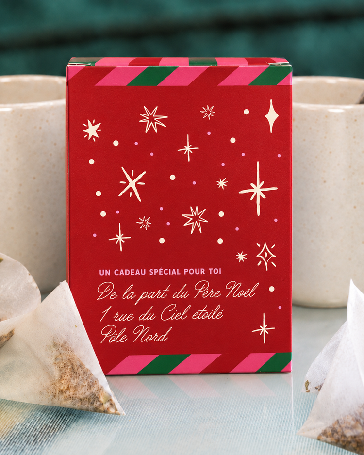 Boîte rouge du Thé du Père Noël avec infusettes visibles