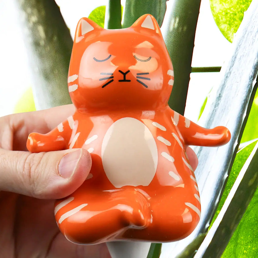 Distributeur d'eau chat en posture de yoga, vue de côté