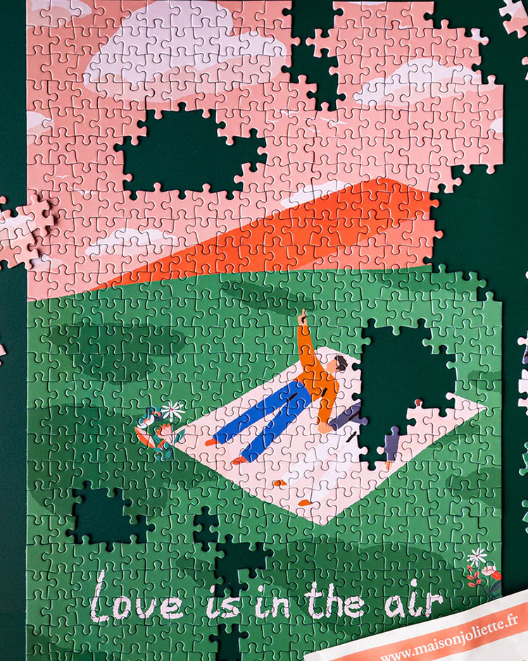 Puzzle Love is in the air avec pièces colorées en gros plan
