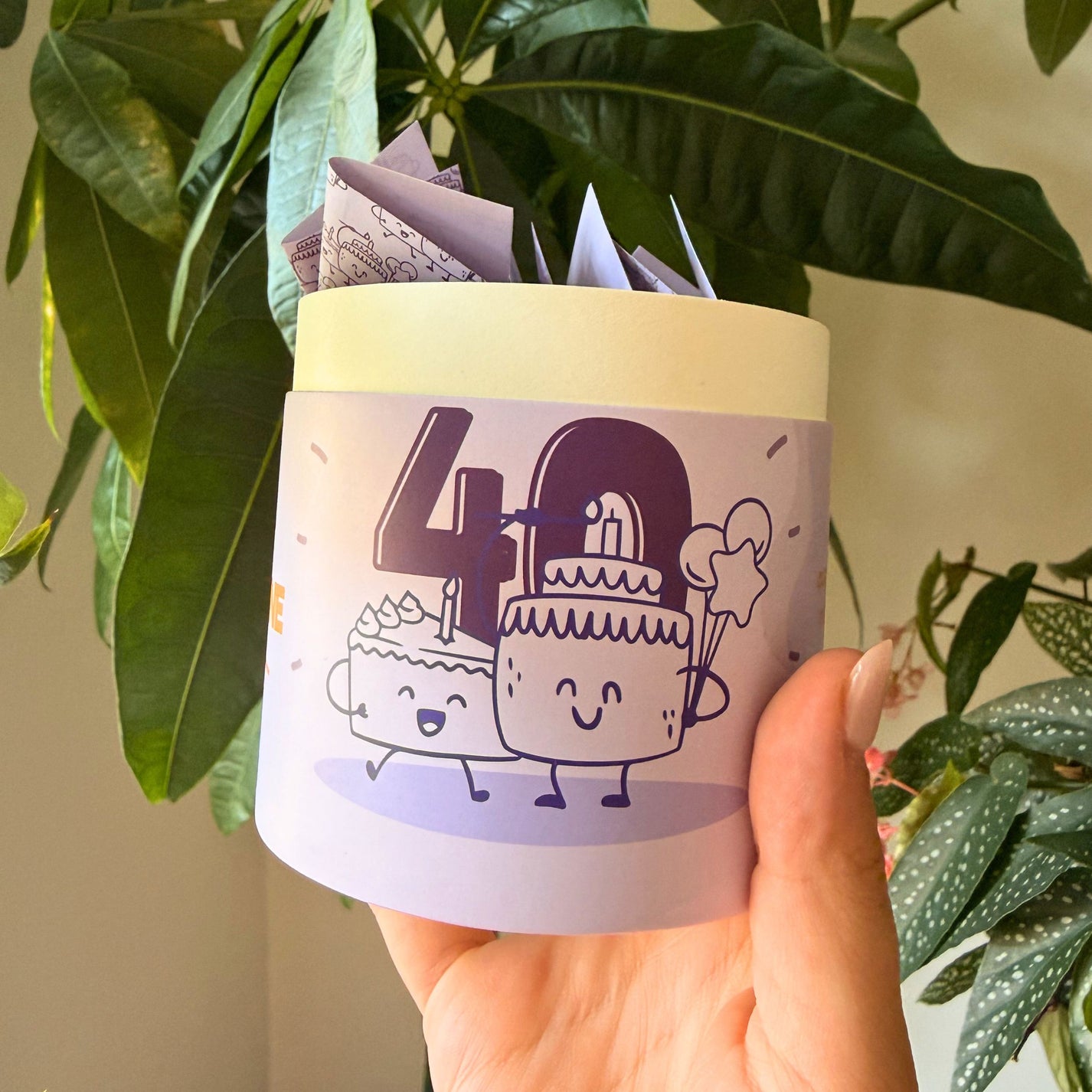 Boîte de jeu avec 52 cartes d'activités colorées