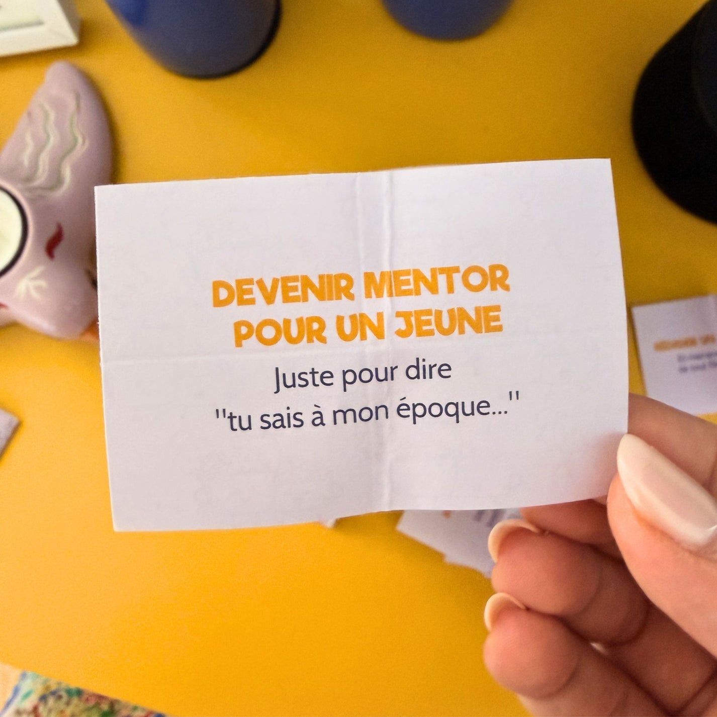 Boîte colorée avec 52 cartes d'activités pour la quarantaine