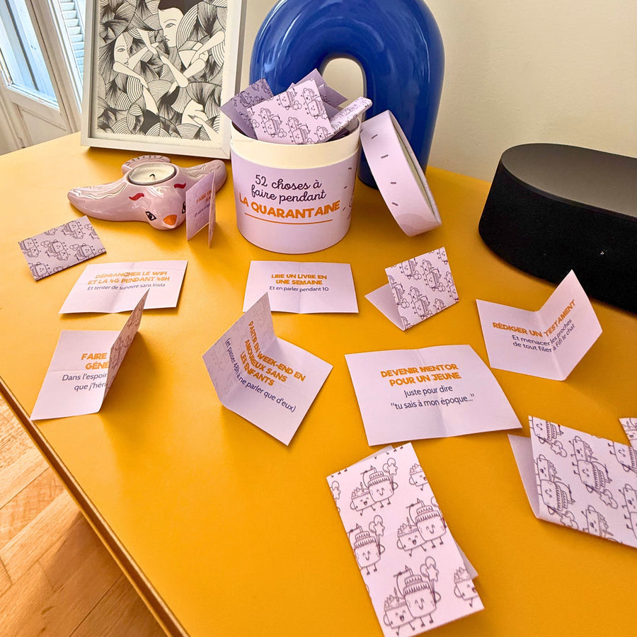 Boîte colorée avec 52 cartes d'activités pour la quarantaine