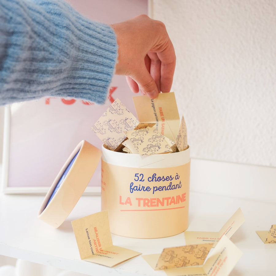 Couverture du livre avec illustrations colorées et titre en gras.