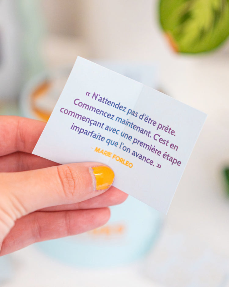 Coffret de 52 cartes avec citations inspirantes en gros plan.