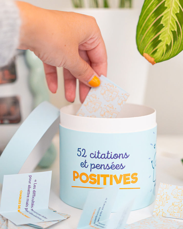 Coffret de 52 cartes avec citations inspirantes en gros plan.