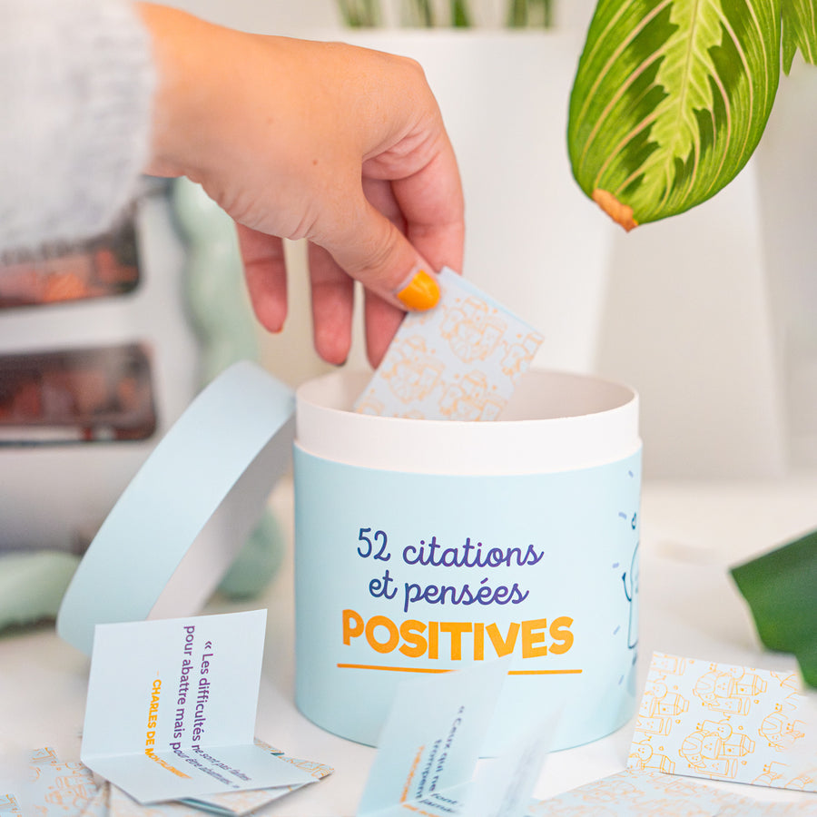 Coffret de 52 cartes avec citations inspirantes en gros plan.