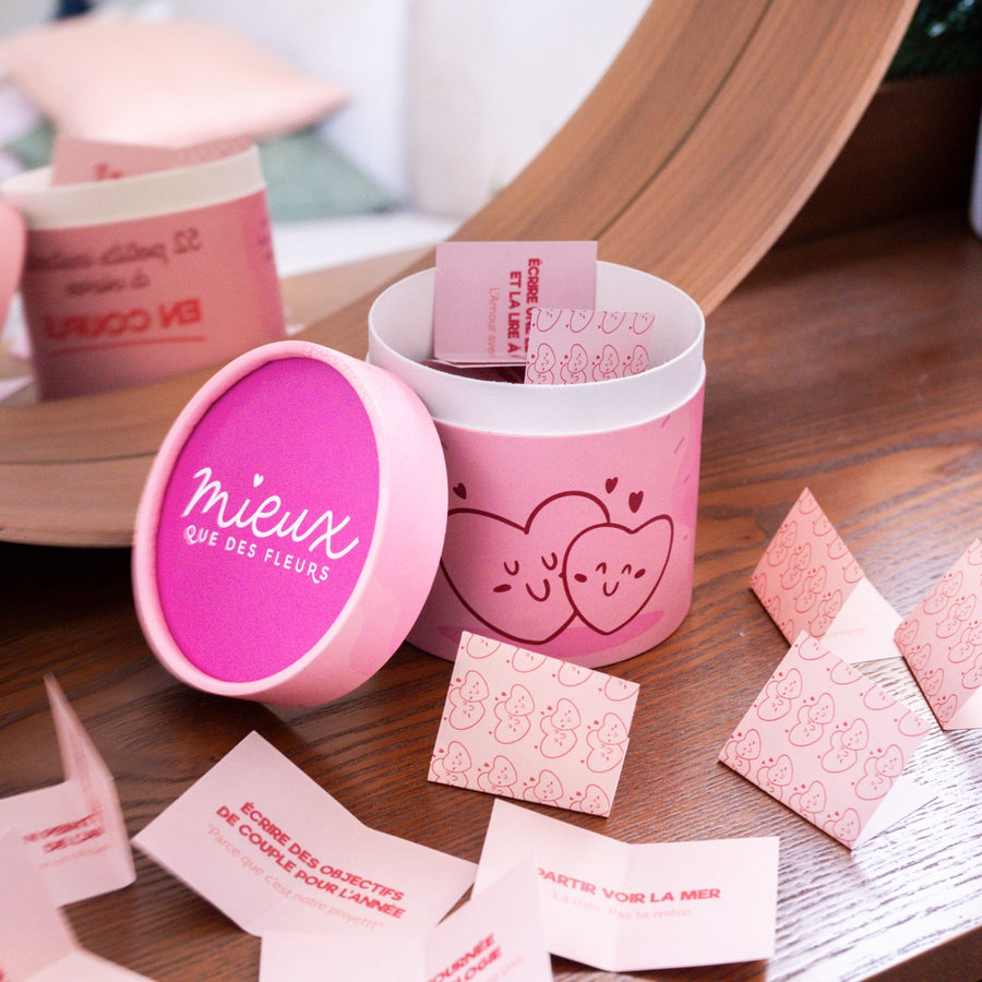 Couverture du jeu avec des illustrations de couples amoureux.