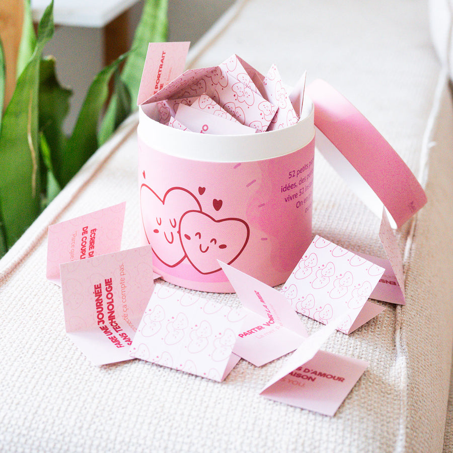 Couverture du jeu avec des illustrations de couples en action.