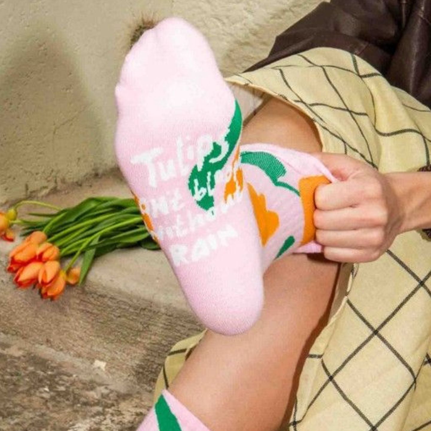 Chaussettes tulipes avec motif floral coloré en gros plan