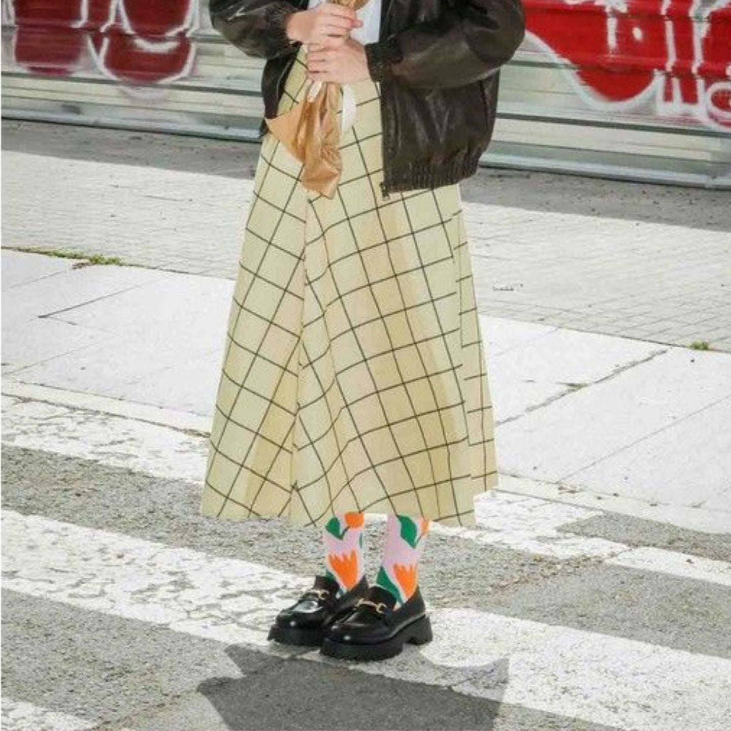 Chaussettes tulipes avec motif floral coloré sur fond clair