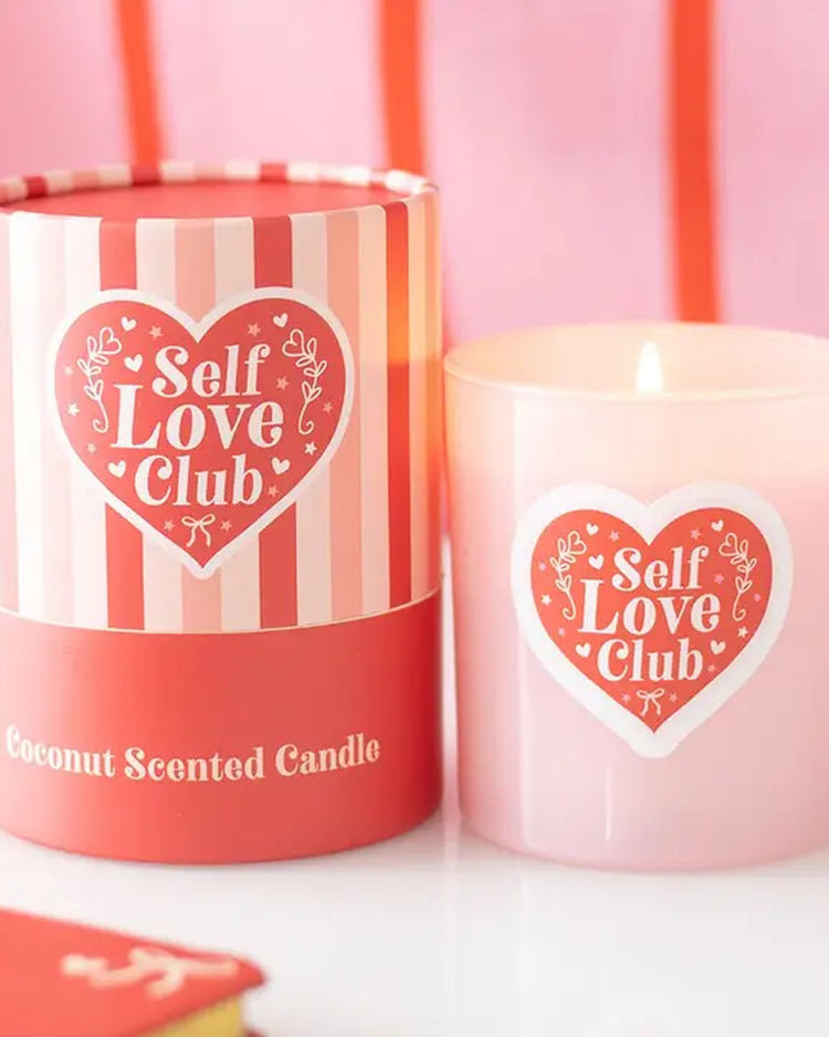 Bougie Self Love Club avec étiquette élégante et flamme douce