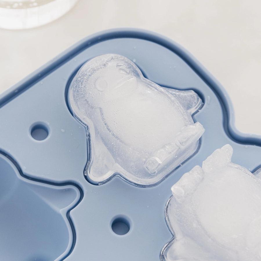 Moule à glaçons en forme de pingouins sur fond blanc