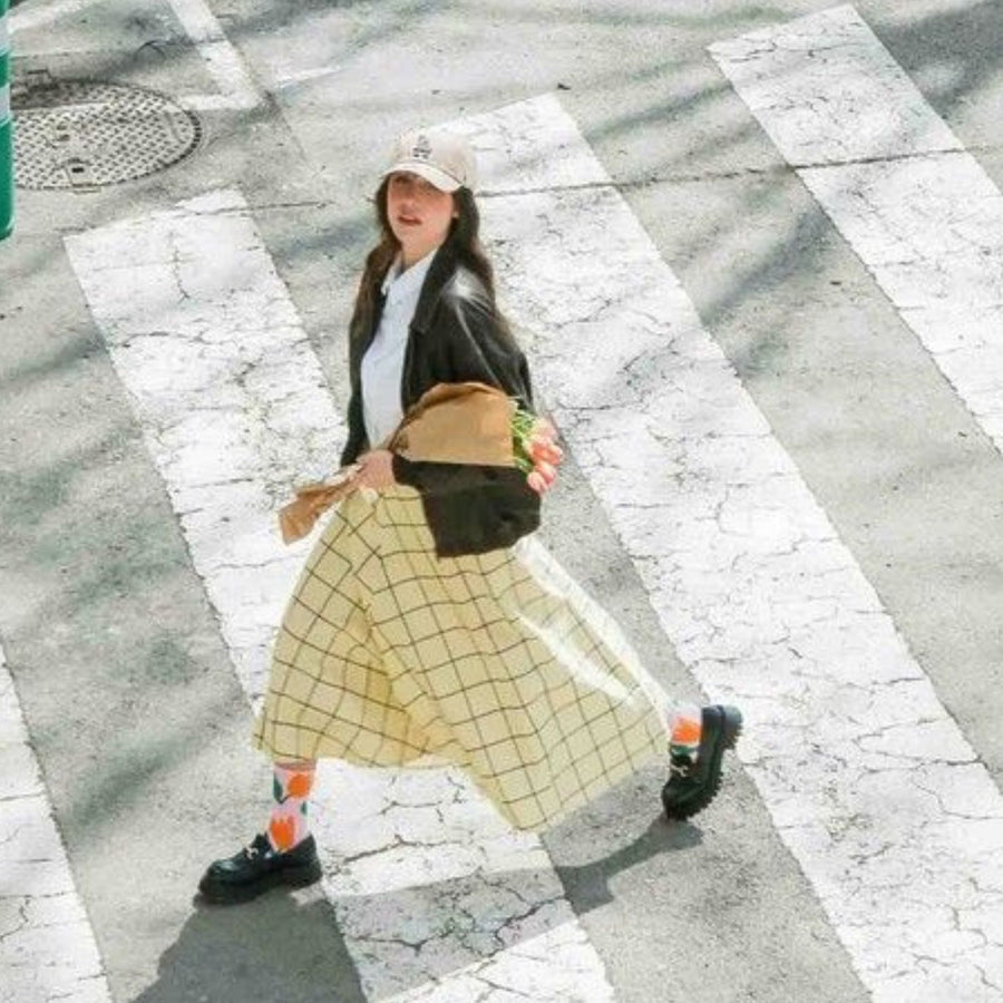 Chaussettes tulipes avec motif floral coloré sur fond clair