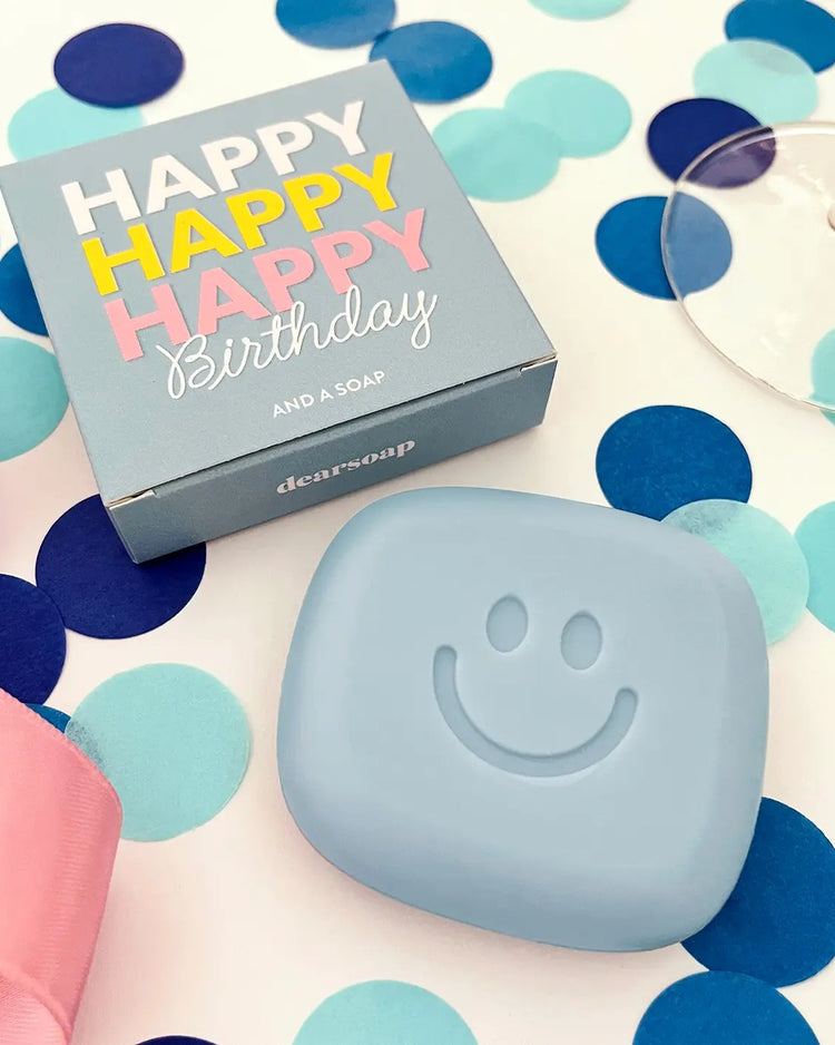 Savon avec inscription 'Joyeux anniversaire' en relief